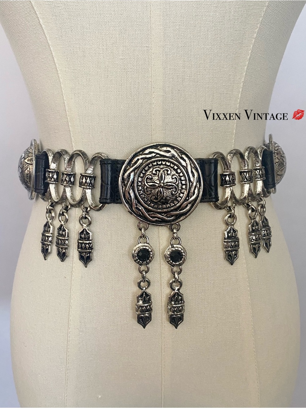 VINTAGE 1980'S STREETS AHEAD ORNATE SILVER CONCHO CHARM LEATHER STATEMENT BELT